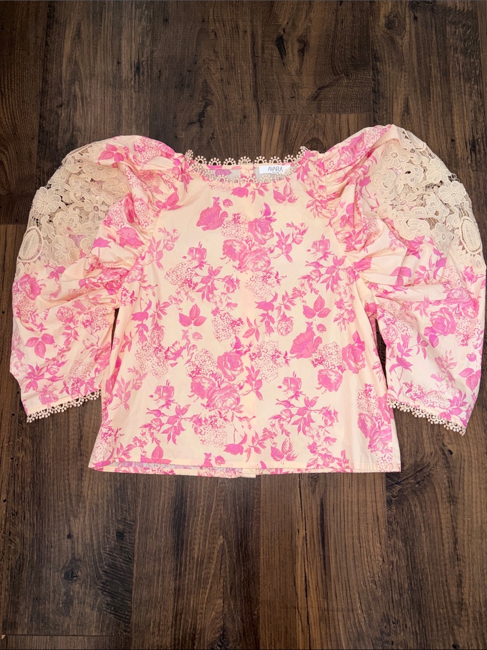 NWT Avara Pink Floral Lace-Trim Puff Sleeve Top